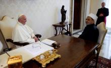 Pope Francis meets Sheikh Ahmed Mohamed el-Tayeb (R), Egyptian Imam of al-Azhar Mosque, at the Vatican, May 23, 2016. PHOTO BY REUTERS/Max Rossi