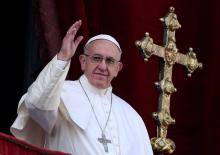 Pope Francis waves after delivering his "Urbi et Orbi" (to the city and the world) message from the balcony overlooking St. Peter's Square at the Vatican, December 25, 2016. PHOTO BY REUTERS/Alessandro Bianchi