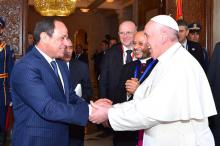 Egyptian President Abdel Fattah al-Sisi greets Pope Francis upon his arrival to Cairo, Egypt April 28, 2017 in this handout picture courtesy of the Egyptian Presidency. PHOTO BY REUTERS/The Egyptian Presidency