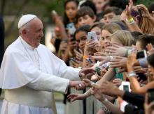 Pope Francis greets school children upon departure from the Vatican Embassy in Washington on day three of his first visit to the United States, September 24, 2015. PHOTO BY REUTERS/Gary Cameron