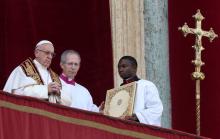 Pope Francis delivers his "Urbi et Orbi" (to the city and the world) message from the balcony overlooking St. Peter's Square at the Vatican, December 25, 2016. PHOTO BY REUTERS/Alessandro Bianchi