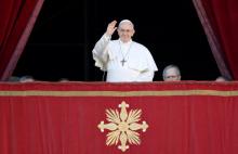 Pope Francis waves as he arrives to deliver the "Urbi et Orbi" message from the main balcony of Saint Peter's Basilica at the Vatican, December 25, 2018. PHOTO BY REUTERS/Max Rossi