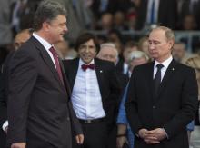 Ukraine's President-elect Petro Proshenko (L) walks past Russian President Vladimir Putin (R) during the commemoration ceremony for the 70th anniversary of D-Day at Sword beach in Ouistreham