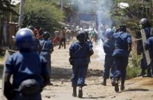Riot policemen advance towards protesters during running battles in Burundi's capital Bujumbura, April 28, 2015. PHOTO BY REUTERS/Thomas Mukoya
