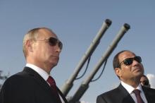 Russia's President Vladimir Putin (L) and his Egyptian counterpart Abdel Fattah al-Sisi attend a welcoming ceremony onboard guided missile cruiser Moskva at the Black Sea port of Sochi, August 12, 2014. REUTERS/Alexei Druzhinin