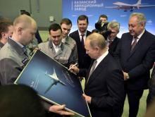 Russian President Vladimir Putin signs a picture of a TU-160M nuclear bomber during a visit to the Gorbunov Aviation factory in Kazan, Russia, January 25, 2018. PHOTO BY REUTERS/Sputnik/Alexei Nikolsky/Kremlin 