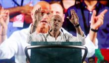 Candidate Raul Romeva gestures during a rally presenting the candidates of coalition of Catalan Pro-independence parties and civil societies "Junts pel si" in Barcelona, Spain, August 28, 2015. PHOTO BY REUTERS/Albert Gea