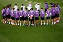Real Madrid's players observe a minute of silence at Real Madrid's Valdebebas training ground outside Madrid, Spain, after a plane crash involving passengers including players of Brazilian soccer team Chapecoense, November 29, 2016. PHOTO BY REUTERS/Juan Medina