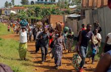 Refugees from the Democratic Republic of Congo carry their belongings as they walk near the the United Nations High Commissioner for Refugees (UNHCR) offices in Kiziba refugee camp in Karongi District, Rwanda, February 21, 2018. PHOTO BY REUTERS/Jean Bizimana