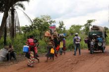 Congolese migrants expelled from Angola in a crackdown on artisanal diamond mining carry their belongings as they walk to Tshikapa in Kasai province, near the border with Angola in the Democratic Republic of the Congo, October 13, 2018. PHOTO BY REUTERS/Giulia Paravicini