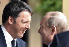 Italian Prime Minister Matteo Renzi (L) smiles as he meets Russian President Vladimir Putin at the Expo 2015 global fair in Milan, northern Italy, June 10, 2015. PHOTO BY REUTERS/Flavio Lo Scalzo