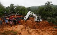 Military officials work during a rescue mission at the site of a landslide in Bellana village in Kalutara, Sri Lanka, May 26, 2017. PHOTO BY REUTERS/Dinuka Liyanawatte