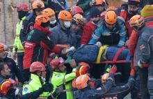 Rescue workers carry a survivor on a stretcher at the site of a collapsed residential building after an earthquake in Elazig, Turkey, January 25, 2020. PHOTO BY REUTERS/Stringer