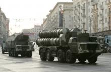 Russian S-300 anti-missile rocket system move along a central street during a rehearsal for a military parade in Moscow, May 4, 2009. PHOTO BY REUTERS/Alexander Natruskin