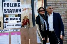 Sadiq Khan, Britain's Labour Party candidate for Mayor of London and his wife Saadiya pose for photographers after casting their votes for the London mayoral elections at a polling station in south London Britain, May 5, 2016. PHOTO BY REUTERS/Stefan Wermuth