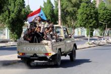 Southern Yemeni separatist fighters flash the V sign as they ride on the back of a truck in Aden, Yemen, January 29, 2018. PHOTO BY REUTERS/Fawaz Salman