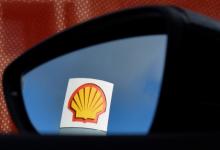 A Shell logo is seen reflected in a car's side mirror at a petrol station in west London, Britain, January 29, 2015. PHOTO BY REUTERS/Toby Melville