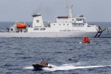 Taiwan navy soldiers (front) and Coast Guard personnel take part in a joint military drill near a Coast Guard frigate outside a navy base in Kaohsiung port, southern Taiwan, May 16, 2013. PHOTO BY REUTERS/Pichi Chuang