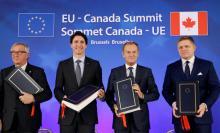 (L-R) European Commission President Jean-Claude Juncker, Canada's Prime Minister Justin Trudeau, European Council President Donald Tusk and Slovakia's Prime Minister Robert Fico attend the signing ceremony of the Comprehensive Economic and Trade Agreement (CETA), at the European Council in Brussels, Belgium, October 30, 2016. PHOTO BY REUTERS/Francois Lenoir