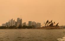 The haze from bushfires obscures the sun setting above the Sydney Opera House in Sydney, Australia, December 6, 2019. PHOTO BY REUTERS/John Mair