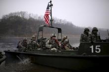 U.S. army soldiers take part in a U.S.-South Korea joint river-crossing exercise near the demilitarized zone separating the two Koreas in Yeoncheon, South Korea, April 8, 2016. PHOTO BY REUTERS/Kim Hong-Ji