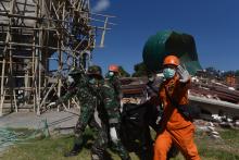 Soldiers and rescue workers remove the body of a victim recovered from a collapsed mosque following Sunday's earthquake in Tanjung, North Lombok, Indonesia August 7, 2018 in this photo taken by Antara Foto. PHOTO BY REUTERS/Antara Foto/Zabur Karuru
