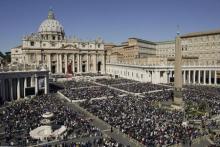 A view shows faithful gathering in St. Peter's Square as Pope Francis leads the Palm Sunday mass at the Vatican, March 29, 2015. PHOTO BY REUTERS/Max Rossi