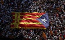 Catalan pro-independence supporters hold a giant "estelada" (Catalan separatist flag) during a demonstration called "Via Lliure a la Republica Catalana" (Way of Freedom for the Republic of Catalonia) on the "Diada de Catalunya" (Catalunya's National Day) in Barcelona, Spain, September 11, 2015. PHOTO BY REUTERS/Albert Gea