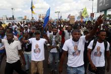 Supporters of Congolese opposition presidential candidate Martin Fayulu chant slogans as they welcome him at N'djili International Airport in Kinshasa, Democratic Republic of Congo, November 21, 2018. PHOTO BY REUTERS/Kenny Katombe