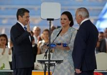Honduran President Juan Orlando Hernandez, accompanied by his wife Ana Garcia de Hernandez and President of the National Congress of Honduras Mauricio Oliva, is sworn in for a new term during his inauguration ceremony in Tegucigalpa, Honduras, January 27, 2018. PHOTO BY REUTERS/Jorge Cabrera