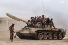 Southern People's Resistance militants loyal to Yemen's President Abd-Rabbu Mansour Hadi move a tank from the al-Anad air base in the country's southern province of Lahej, March 24, 2015. PHOTO BY REUTERS/Stringer