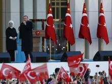 Turkish President Tayyip Erdogan addresses his supporters at the Presidential Palace in Ankara, Turkey, April 17, 2017. PHOTO BY REUTERS/Umit Bektas
