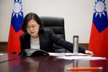 Taiwan's President Tsai Ing-wen speaks on the phone with U.S. president-elect Donald Trump at her office in Taipei, Taiwan, December 3, 2016. PHOTO BY REUTERS/Taiwan Presidential Office