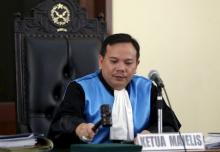 Chief judge Ujang Abdullah concludes the appeal hearing for French death row prisoner Serge Atlaoui's appeal at the administrative court in Jakarta, Indonesia, June 22, 2015. PHOTO BY REUTERS/Nyimas Laula