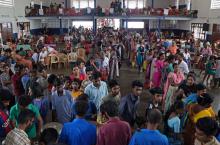 Flood victims wait for food inside a college auditorium, which has been converted into a temporary relief camp, in Kochi, in the southern state of Kerala, India, August 19, 2018. PHOTO BY REUTERS/Sivaram V