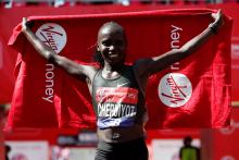 Kenya's Vivian Cheruiyot celebrates after winning the Women's elite race in London Marathon London, Britain, April 22, 2018. PHOTO BY REUTERS/Paul Childs