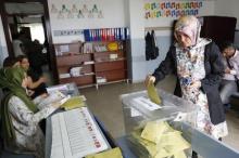 A woman casts her ballot at a polling station during the parliamentary election in Istanbul, Turkey, June 7, 2015. PHOTO BY REUTERS/Murad Sezer