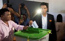 Madagascar presidential candidate Andry Rajoelina casts his ballot during the presidential election at a polling centre in Ambatobe, Antananarivo, Madagascar, November 7, 2018. PHOTO BY REUTERS/Malin Palm