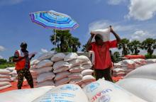 Refugees from South Sudan offload food items from the World Food Program (WFP) trucks in Palorinya settlement camp for distribution in Moyo district northern Uganda, October 26, 2017. PHOTO BY REUTERS/James Akena
