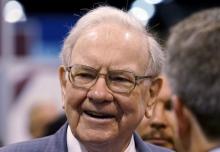 Berkshire Hathaway CEO Warren Buffett talks to reporters prior to the Berkshire annual meeting in Omaha, Nebraska in this May 2, 2015 file photo. PHOTO BY REUTERS/Rick Wilking