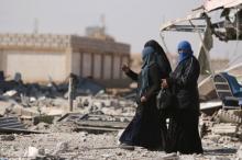 Women walk on rubble in al-Shadadi town, in Hasaka province, Syria, February 26, 2016. PHOTO BY REUTERS/Rodi Said 