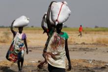 Women carry sacks of food in Nimini village, Unity State, northern South Sudan, February 8, 2017. PHOTO BY REUTERS/Siegfried Modola