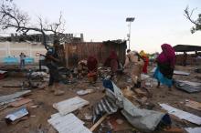 Somali women and security forces search through the damage caused at the scene of a blast near the Mogadishu sea port in Mogadishu, Somalia, May 24, 2017. PHOTO BY REUTERS/Feisal Omar