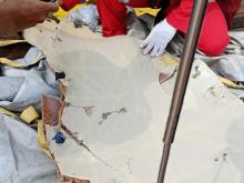 Workers of PT Pertamina examine recovered debris of what is believed from the crashed Lion Air flight JT610, onboard Prabu ship owned by PT Pertamina, off the shore of Karawang regency, West Java province, Indonesia, October 29, 2018. PHOTO BY RUETERS/Antara Foto/PT Pertamina