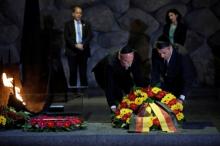 German Foreign Minister Sigmar Gabriel (R) lays a wreath during a ceremony in the Hall of Remembrance at Yad Vashem Holocaust Memorial in Jerusalem, April 24, 2017. PHOTO BY REUTERS/Amir Cohen