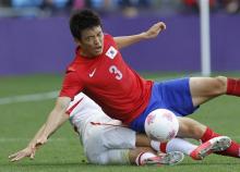 South Korea's Yun Suk-young (3) is tackled by Switzerland's Steven Zuber during their men's Group B football match in the London 2012 Olympic Games at the City of Coventry stadium