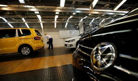 An employee works on an assembly line at the Volkswagen car factory in Palmela, Portugal, December 9, 2016. PHOTO BY REUTERS/Rafael Marchante