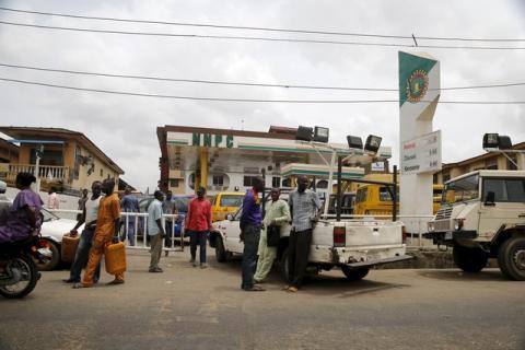People queue with their vehicles to buy fuel in front of a fuel station at Agege district in Lagos, Nigeria, April 5, 2016. PHOTO BY REUTERS/Akintunde Akinleye