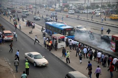 People queue as they wait for a commercial bus during the morning rush hour in Ojota district in Nigeria's commercial capital Lagos, November 23, 2015. PHOTO BY REUTERS/Akintunde Akinleye
