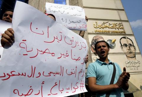 Egyptian activists shout anti-President Abdel Fattah al-Sisi and government slogans during a demonstration protesting against the government's decision to transfer two Red Sea islands to Saudi Arabia, in front of the Press Syndicate in Cairo, Egypt, April 13, 2016. PHOTO BY REUTERS/Amr Abdallah Dalsh